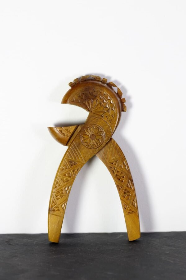 Casse noisettes 2 en bois sculpté Queyras art populaire