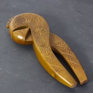 Casse noisettes 2 en bois sculpté Queyras art populaire