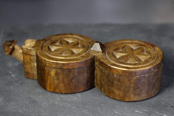 Boîte à sel et poivre en bois sculpté Savoie
