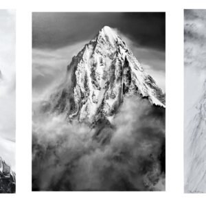 Montagnes enneigées dans les nuages